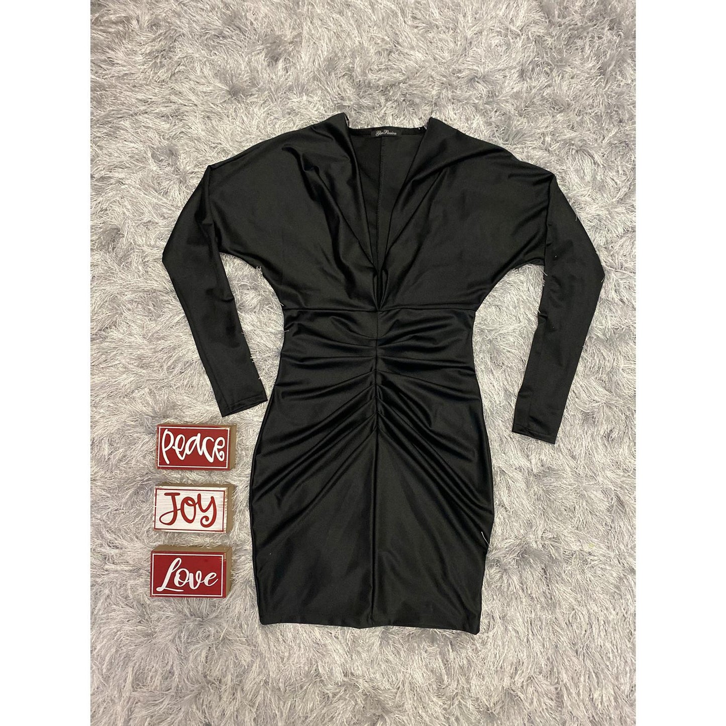 Elegant dress with neckline