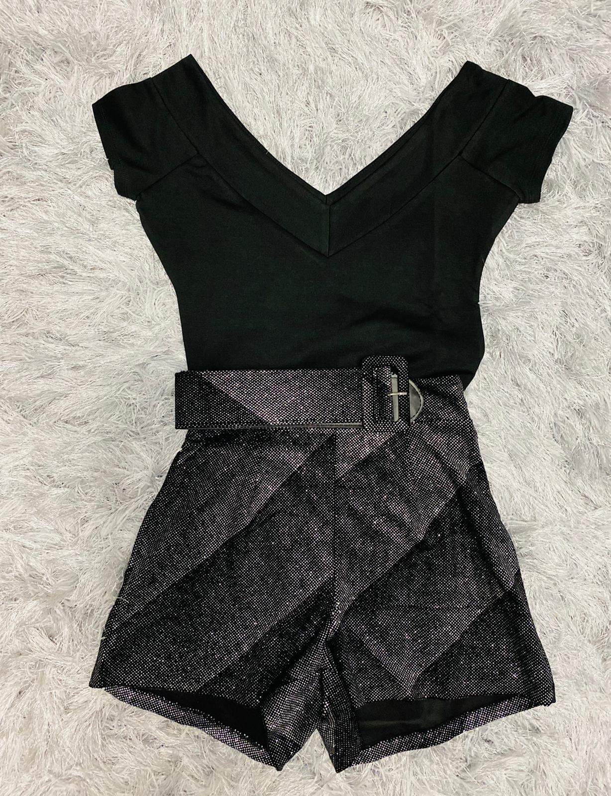Elegant short with belt and glitter